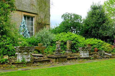 Garden ruins - Renishaw Hall - Derbyshire, England - DSC02299