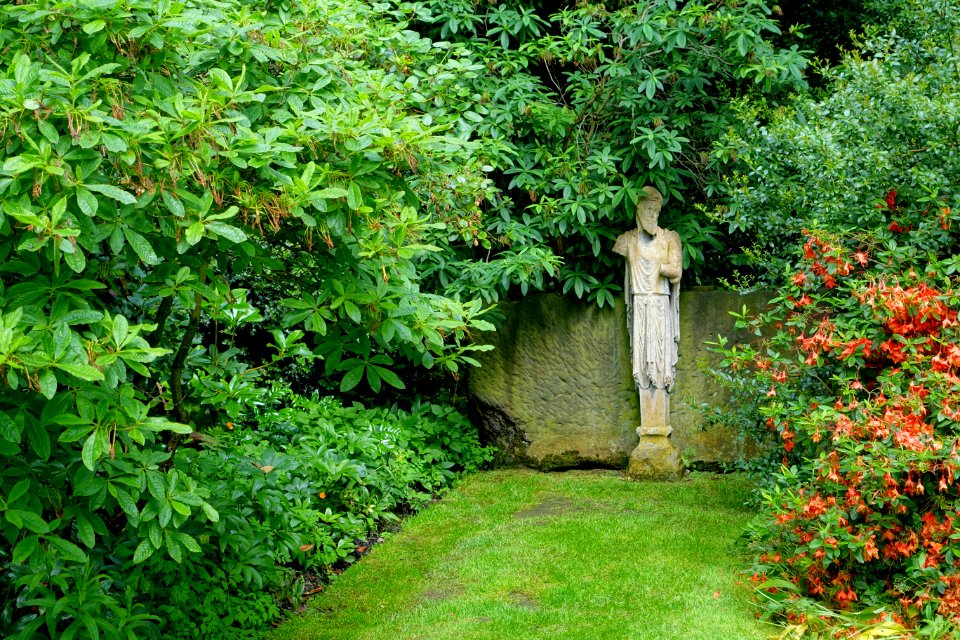 Garden figure - Renishaw Hall - Derbyshire, England - DSC02287