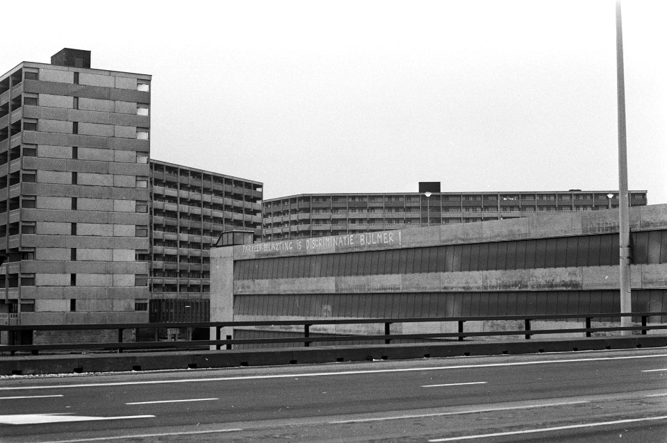 Garage in Bijlmermeer met protest tegen parkeergeld, Bestanddeelnr 925-3453
