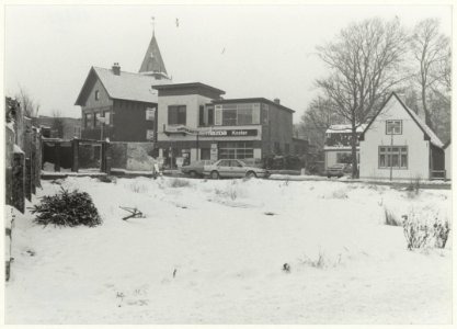 Garage Koster aan de Wüstelaan bij de Hoofdstraat. Op de voorgrond het terrein waar de Weijman heeft getaan