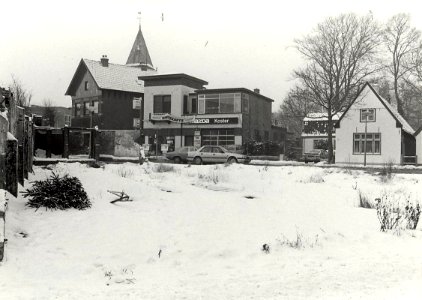 Garage Koster aan de Wüstelaan bij de Hoofdstraat, het terrein op de voorgrond waar de Weijmann heeft gestaan. Aangekocht in 1985 van United Photos de Boer bv. - Negatiefnummer 24820 k 33. Gepubliceer