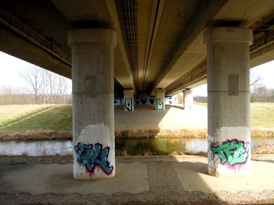 Gaschwitzer Autobahnbrücke BAB 38 bzw. A 38 über Pleiße, S 72 und Bahnstrecke Leipzig-Hof führend -Untersicht- im März 2018c