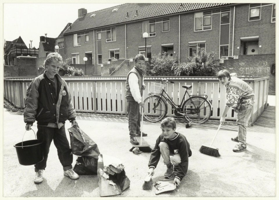 Gangolfpleintje schoonmaakactie door de jeugd, NL-HlmNHA 54023695