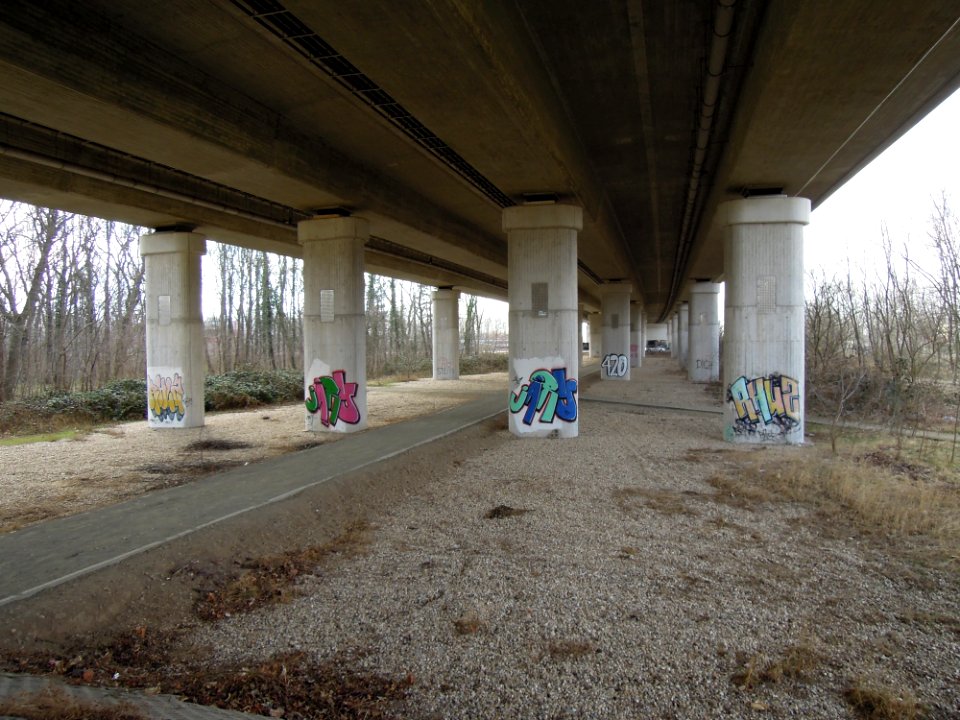 Gaschwitzer Autobahnbrücke BAB 38 bzw. A 38 über Pleiße, S 72 und Bahnstrecke Leipzig-Hof führend -Untersicht- im März 2018a