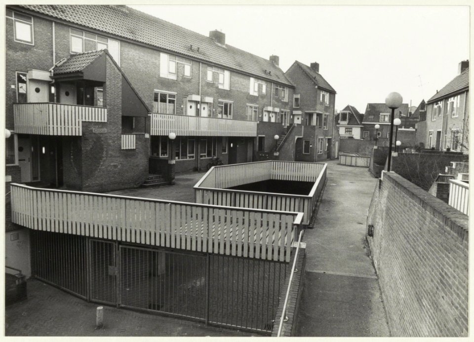 Gangolfpleintje met daaronder een parkeergarage voor (buurt-)bewoners. NL-HlmNHA 54023696