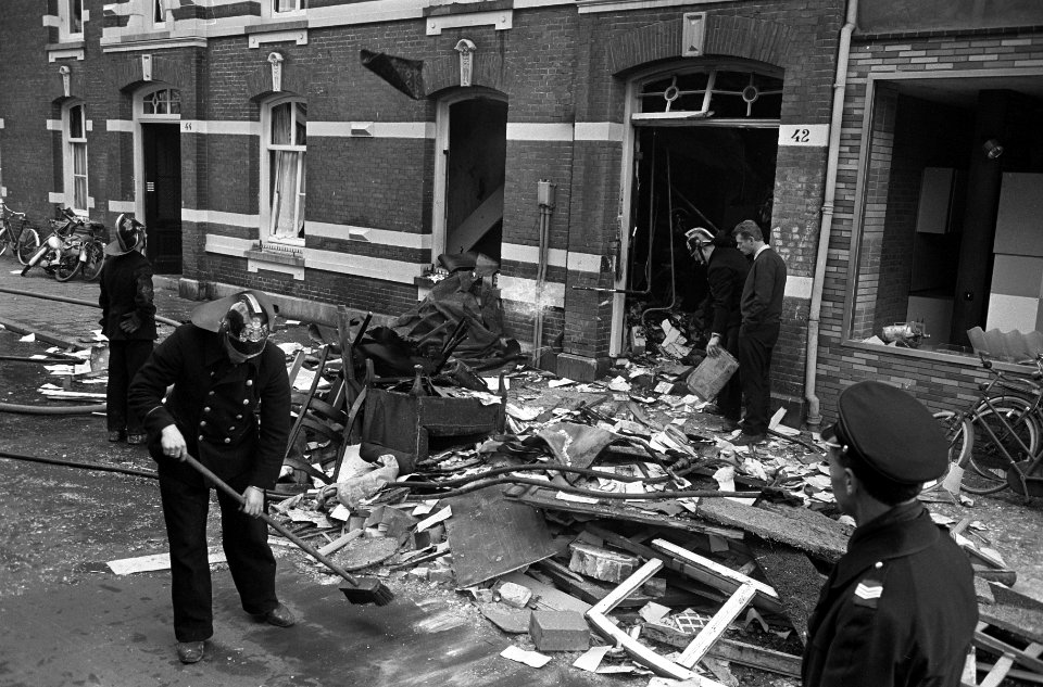 Gasontploffing in Tweede Jan van de Heydenstraat te Amsterdam, brandweer bij het, Bestanddeelnr 917-5115