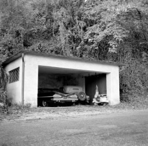 Garage bij de villa in Porto Ronco van het echtpaar met een oude Lancia (1931), , Bestanddeelnr 254-4753