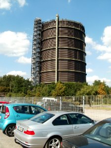 Gasometer Oberhausen am 23 08 2012 vom Parkplatz aus