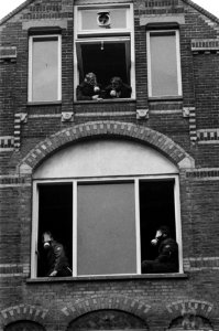 Gasmaskers, kraakpanden, politieagenten, Bestanddeelnr 932-3620