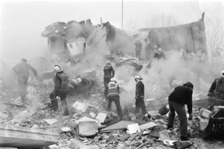 Gasexplosie in Woerden, zes huizen verwoest, vier mensen omgekomen bergingsploe, Bestanddeelnr 933-2085