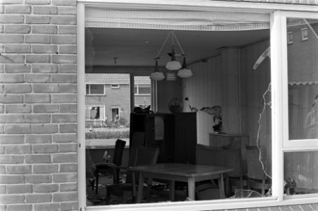 Gasontploffing in Volendam. Vier huizen vernield, dhr. J. Zijlstra kon door snel, Bestanddeelnr 921-4357