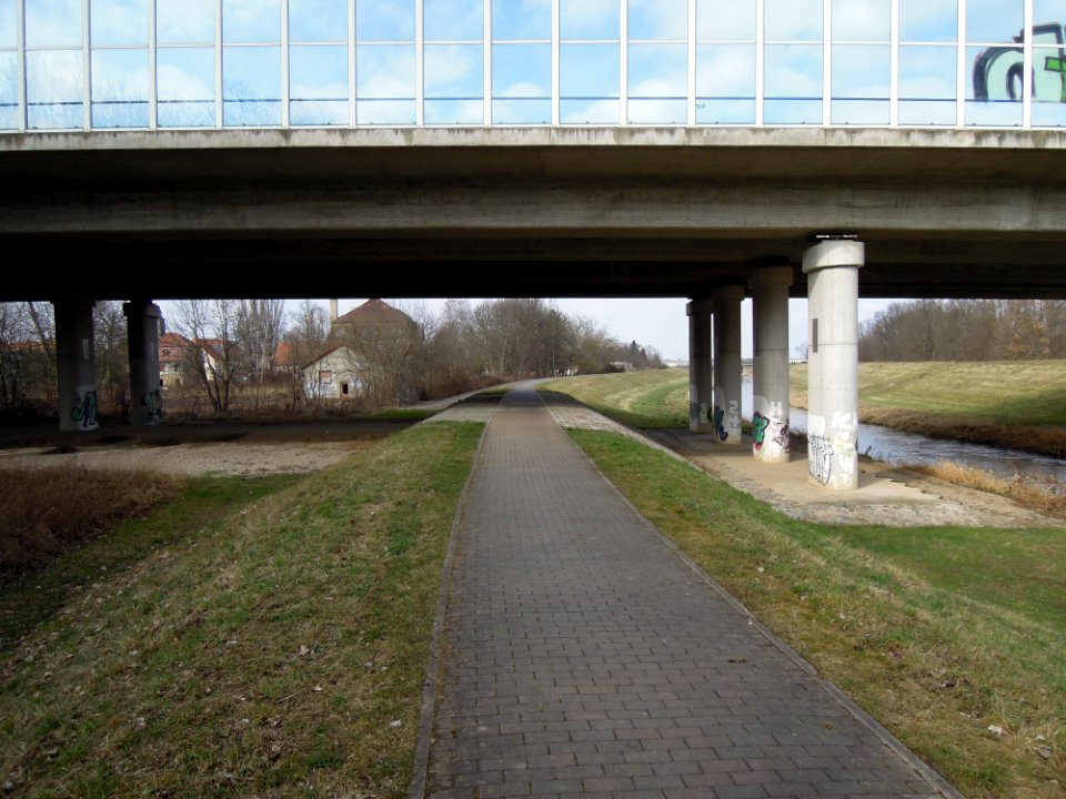 Gaschwitzer Autobahnbrücke BAB 38 bzw. A 38 über Pleiße, S 72 und Bahnstrecke Leipzig-Hof führend -Radweg-Pleißedeich- im März 2018