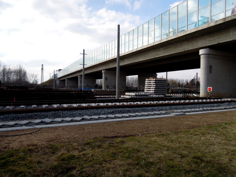 Gaschwitzer Autobahnbrücke BAB 38 bzw. A 38 über Pleiße, S 72 und Bahnstrecke Leipzig-Hof führend -Bahnstreckenquerung- im März 2018