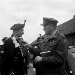 Garde regimenten in gala-uniformen Grenadiers Jagers, Bestanddeelnr 902-9675