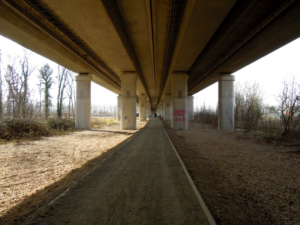 Gaschwitzer Autobahnbrücke BAB 38 bzw. A 38 über Pleiße, S 72 und Bahnstrecke Leipzig-Hof führend -Untersicht- im März 2018e