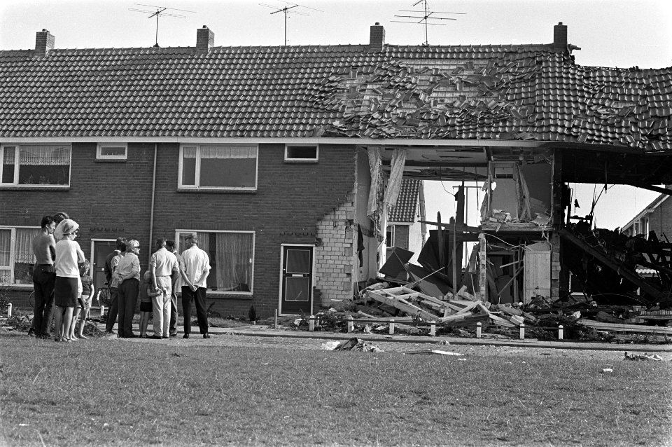 Gasontploffing in Volendam. Vier huizen vernield, dhr. J. Zijlstra kon door snel, Bestanddeelnr 921-4356