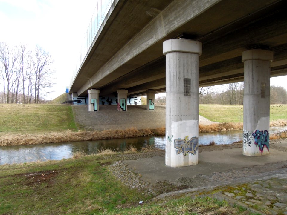 Gaschwitzer Autobahnbrücke BAB 38 bzw. A 38 über Pleiße, S 72 und Bahnstrecke Leipzig-Hof führend -Pleißequerung- im März 2018