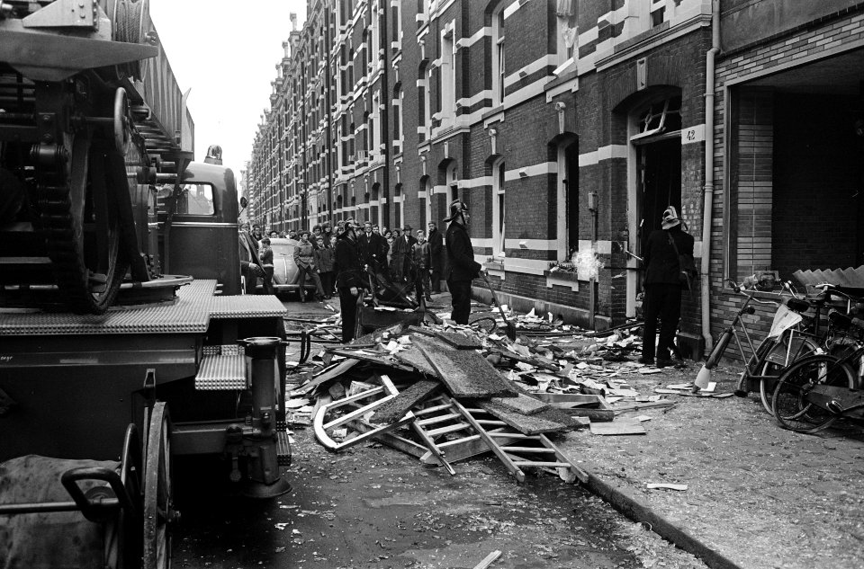 Gasontploffing in Tweede Jan van de Heydenstraat te Amsterdam, brandweer bij het, Bestanddeelnr 917-5114