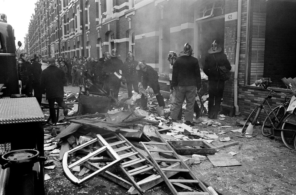 Gasontploffing in Tweede Jan van de Heydenstraat te Amsterdam, brandweer bij het, Bestanddeelnr 917-5116