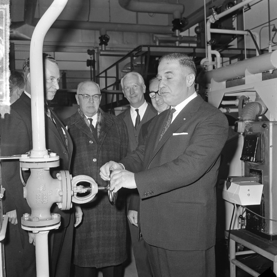 Gas voor Rijswijk, burgemeester drs. A. Th. Bogaardt (r draait afsluiter open, Bestanddeelnr 917-1597