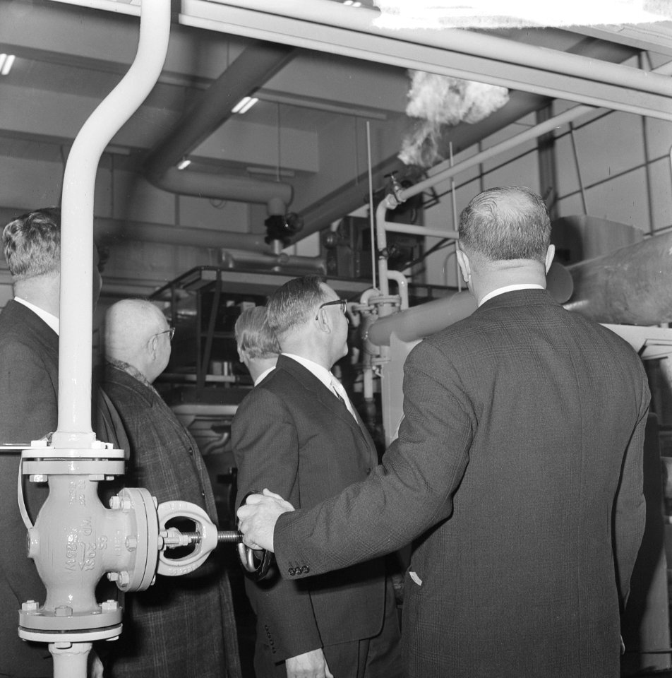 Gas voor Rijswijk, burgemeester drs. A. Th. Bogaardt (r draait afsluiter open, Bestanddeelnr 917-1599