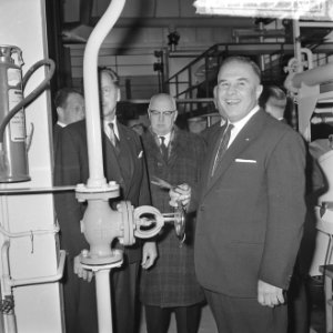 Gas voor Rijswijk, burgemeester drs. A. Th. Bogaardt (r draait afsluiter open, Bestanddeelnr 917-1598