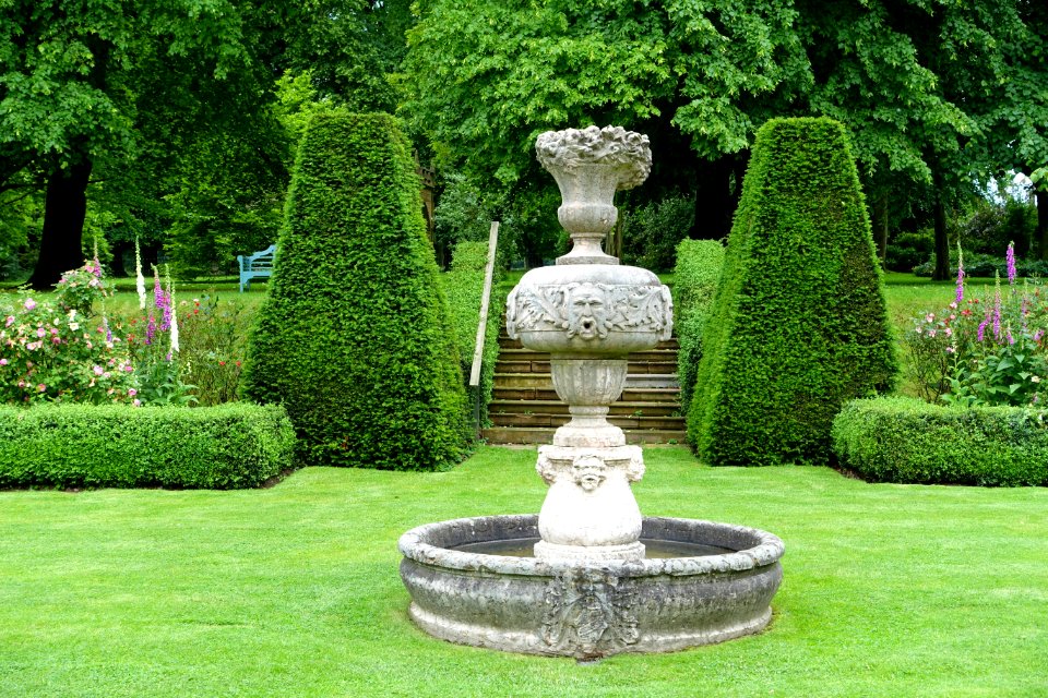 Garden - Renishaw Hall - Derbyshire, England - DSC02211