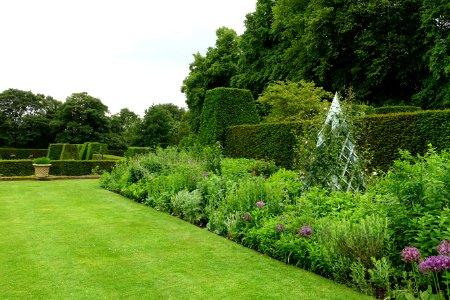 Garden - Renishaw Hall - Derbyshire, England - DSC02216