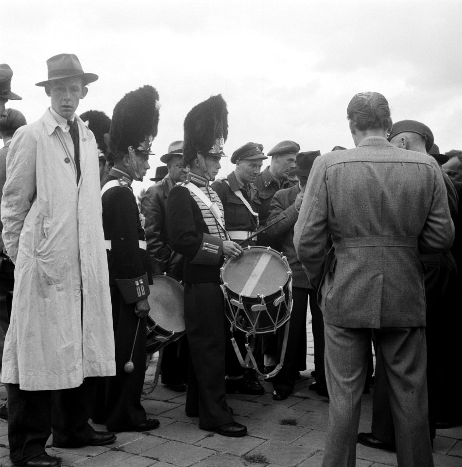 Garde regimenten in gala-uniformen Grenadiers Jagers, Bestanddeelnr 902-9672