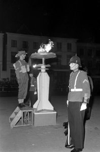 Garde Regiment Prinses Irene 25 jaar, op de Brink in Deventer stak militair bevr, Bestanddeelnr 918-6602