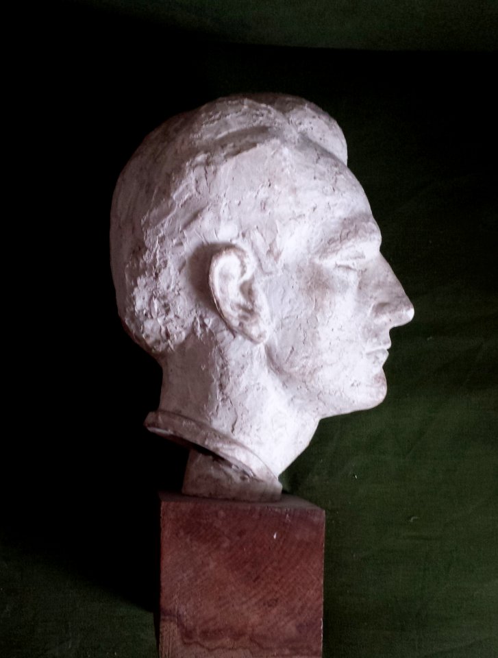 Günther Huster, Büste im Profil