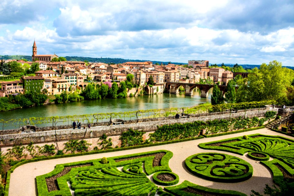 Garden And River (159696575)
