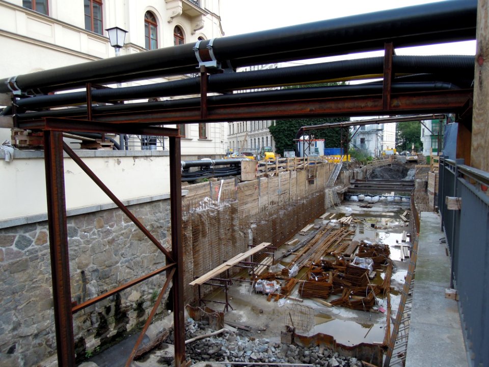 Funkenburgbrücke im Bau über den wieder offen gelegten Elstermühlgraben an der Thomasiusstraße im August 2017