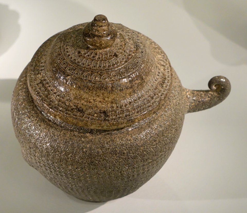 Funerary urn with domed lid, Korea, Unified Silla, 7th-8th century AD, stoneware with impressed ornamentation - Östasiatiska museet, Stockholm - DSC09410