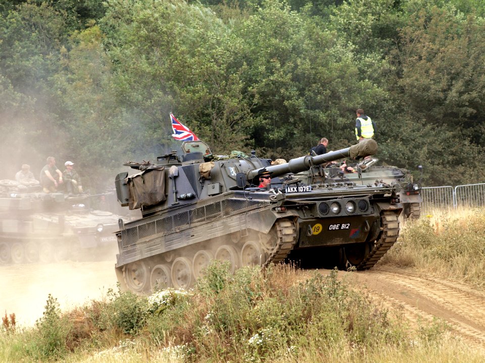 FV433 Abbot self-propelled 105mm gun pic-014
