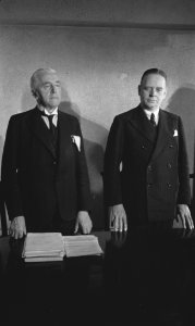 G. Bolkestein (links), minister van Onderwijs en P.A. Kerstens, minister van Han, Bestanddeelnr 935-0557