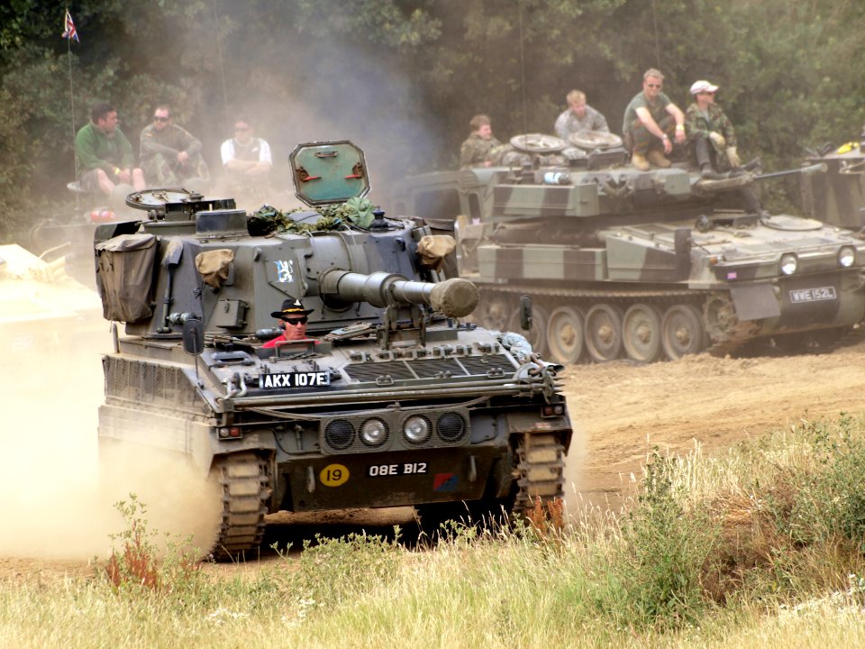 FV433 Abbot self-propelled 105mm gun pic-013