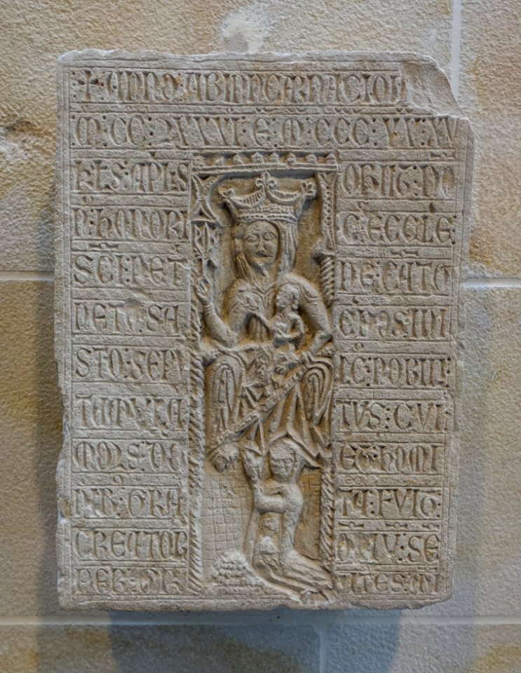 Funeral plaque, from the Se de Coimbra, 13th century - Museu Nacional de Machado de Castro - Coimbra, Portugal -DSC09888