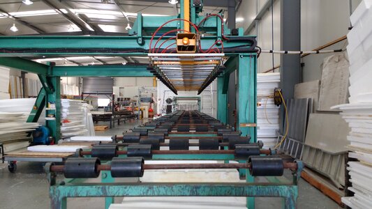 Plant manufacturing machine