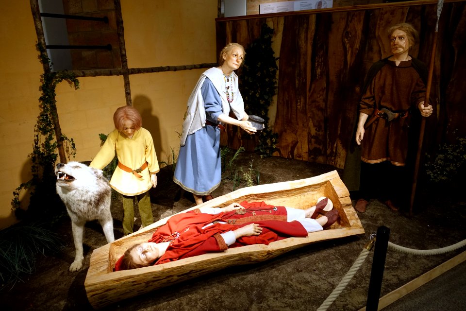 Funeral scenario - Cinquantenaire Museum - Brussels, Belgium - DSC08755