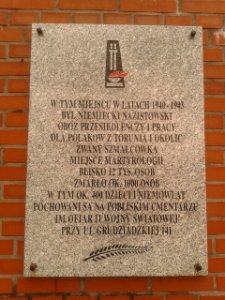 Główna (górna) tablica na pomniku przed Urzędem Miasta Torunia na ulicy Grudziądzkiej