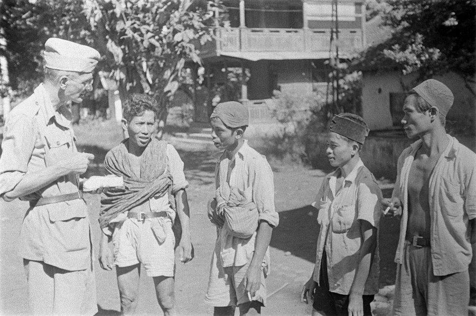 G. Pastor (voorzitter IKVP) praat met vier Indonesische mannen, Bestanddeelnr 127-3-1