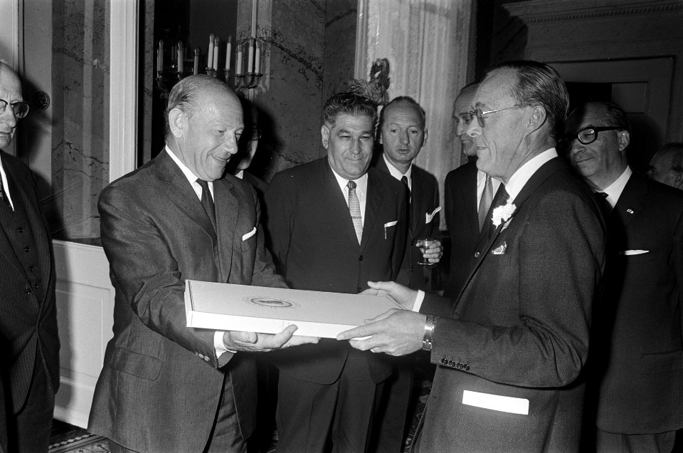 G. Sluizer (links), secretaris-generaal van de Fondation Europeenne de la Cultur, Bestanddeelnr 921-6733