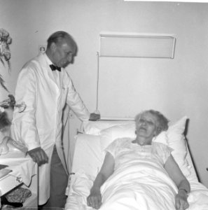 Gösta von Amsberg, de moeder van prins Claus, in een ziekenhuisbed, Bestanddeelnr 917-9283