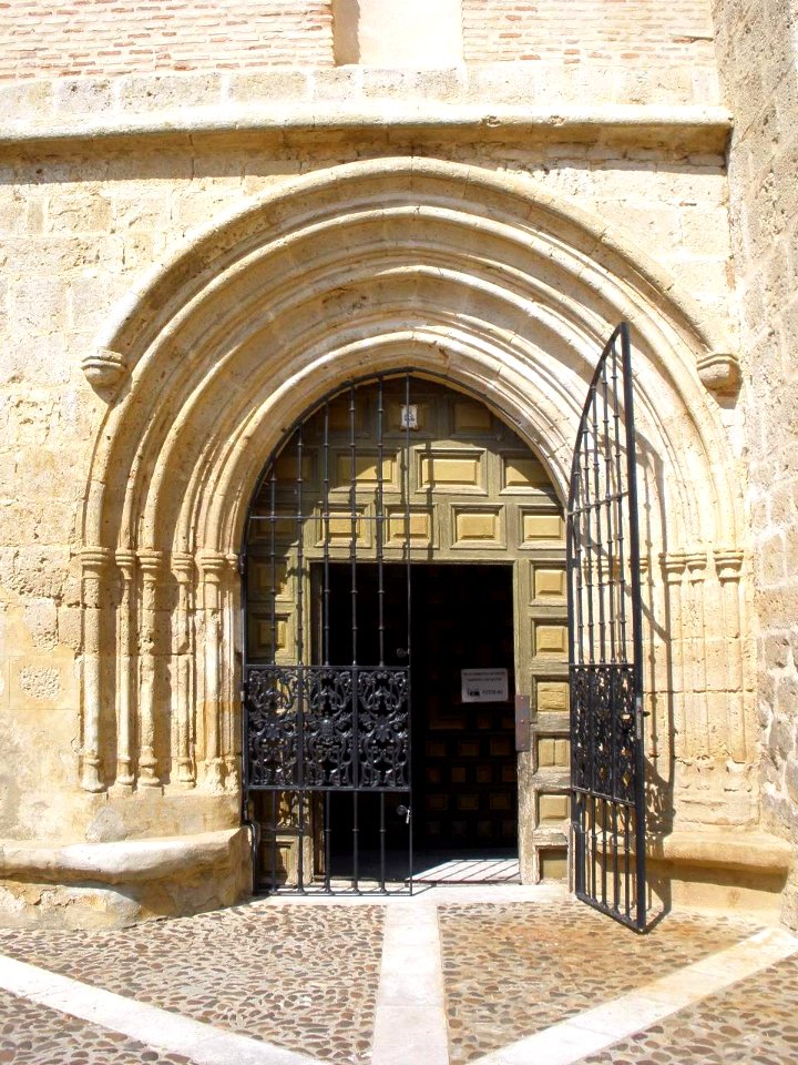 Fuentes de Nava - Iglesia de San Pedro 03