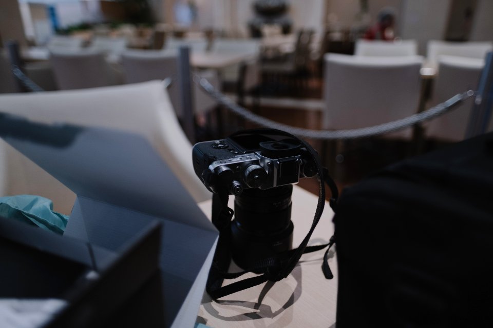 Fujifilm XT-3 and 17mm lens being opened 02