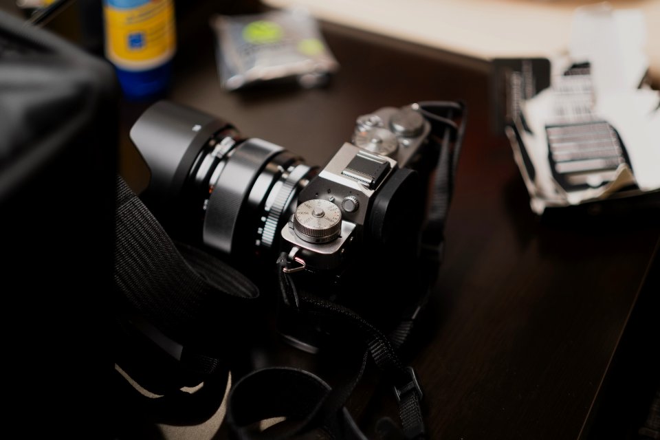 Fujifilm XT-3 and 16mm lens being opened 03