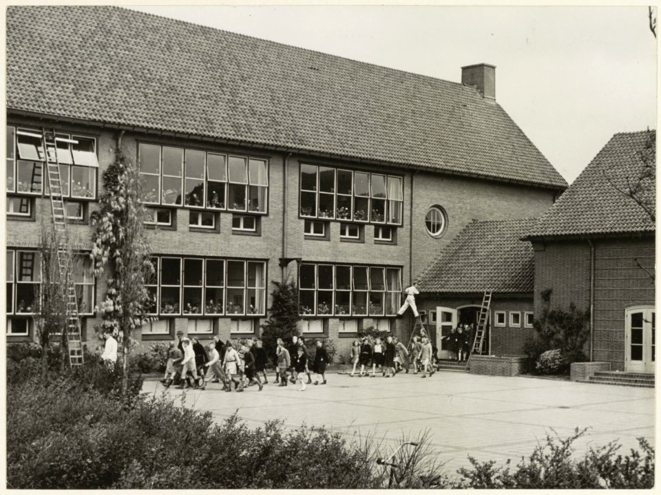 Fuhropschool, thans Openbare Basisschool De Zonnewijzer, aan de Planetenlaan 9, zuidoost-zijde met ingang en speelplaats. NL-HlmNHA 54004536