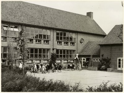 Fuhropschool, thans Openbare Basisschool De Zonnewijzer, aan de Planetenlaan 9, zuidoost-zijde met ingang en speelplaats. NL-HlmNHA 54004536