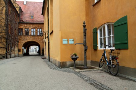 Fuggerei Herrengasse Nordtor Pumpe Fahrrad 2013-03-13-2195